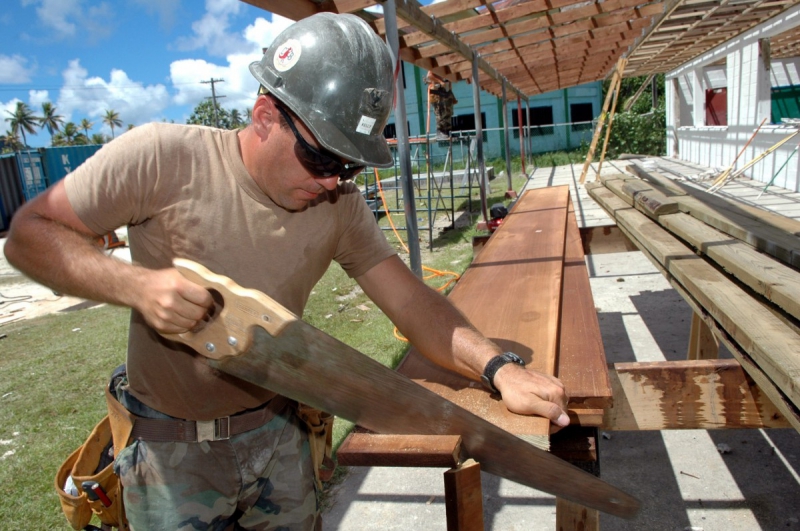 charpentier-GUILLAUMES-min_worker_construction_building_carpenter_male_job_build_helmet-893290